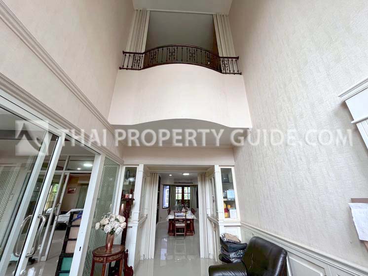 House with Shared Pool in Srinakarin 